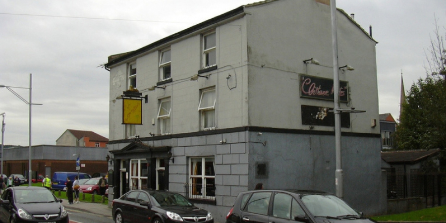 Guy arrested after sniffing 5 lines of coke & w*nking in pub beer garden!