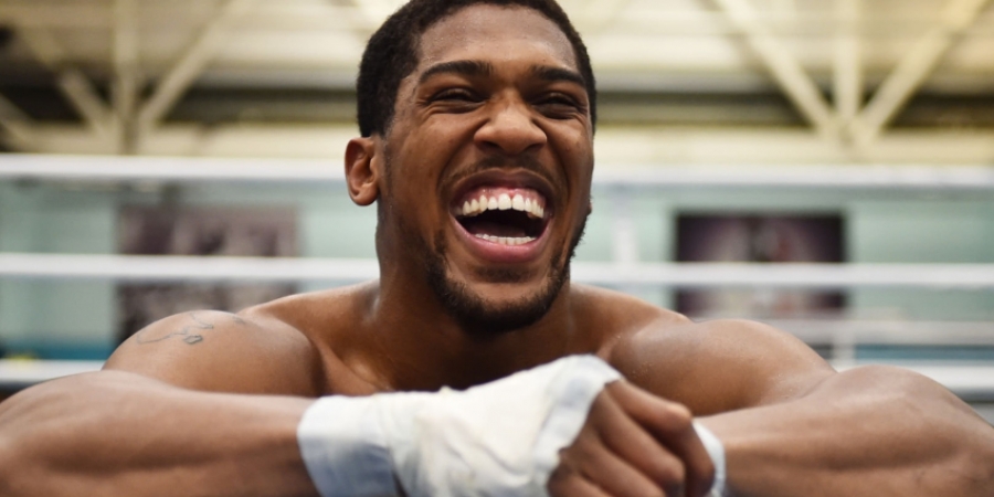 Anthony Joshua calls Tyson Fury a "fat f**k" on Twitter
