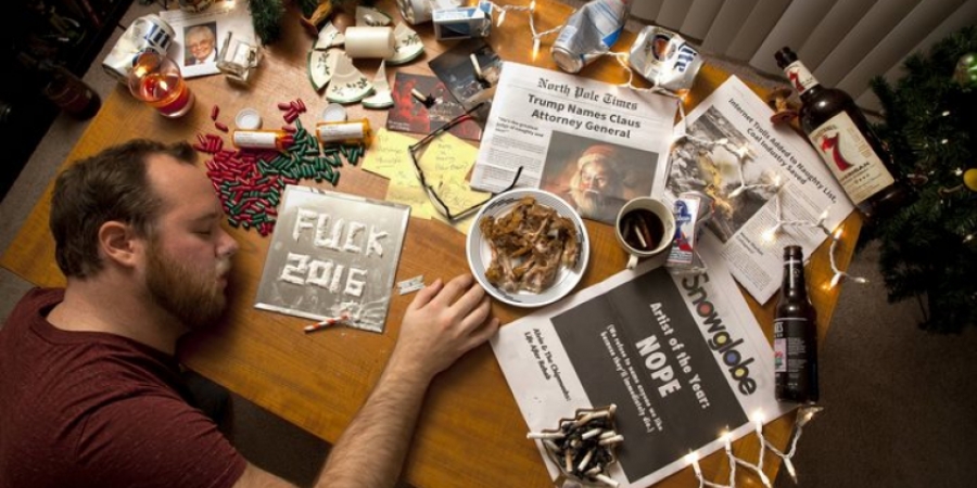 Guy creates the most fucked up Christmas cards & they're freakin awesome!