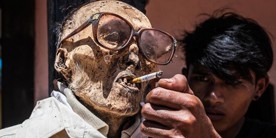Corpses are dug up, dressed and photographed for bizarre tribe tradition