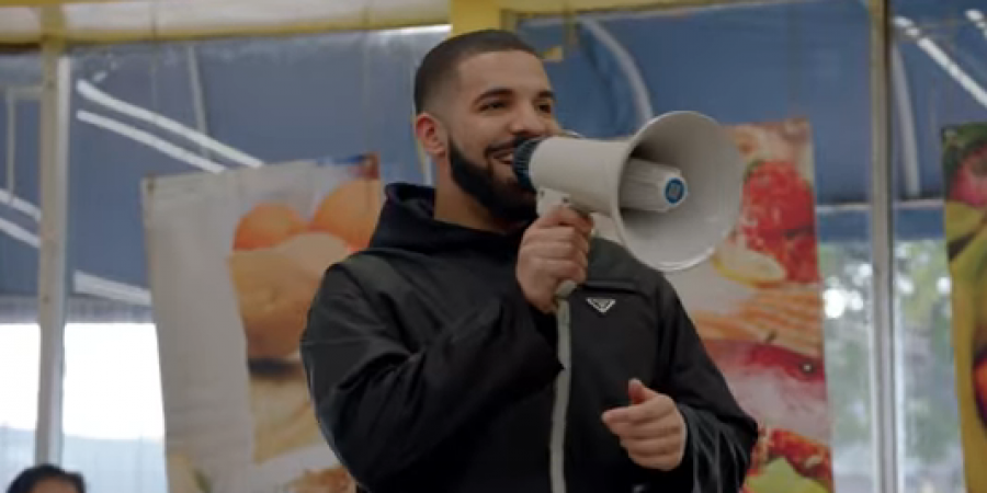 Drake gives away one million dollars in God's Plan music video