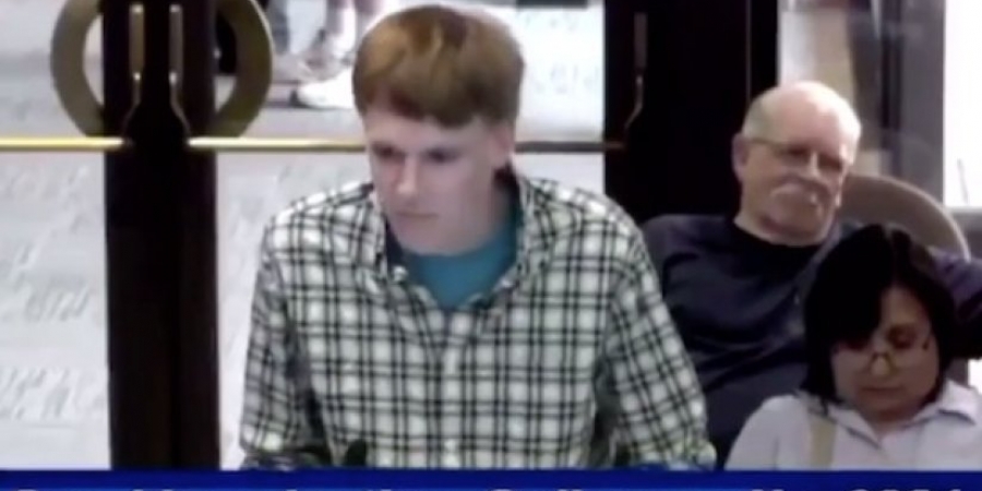 Geek stands up at town hall meeting to defend a masseuses right to give handjobs