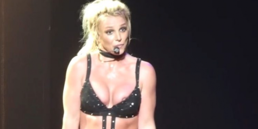 Britney Spears done an on-stage nipslip!