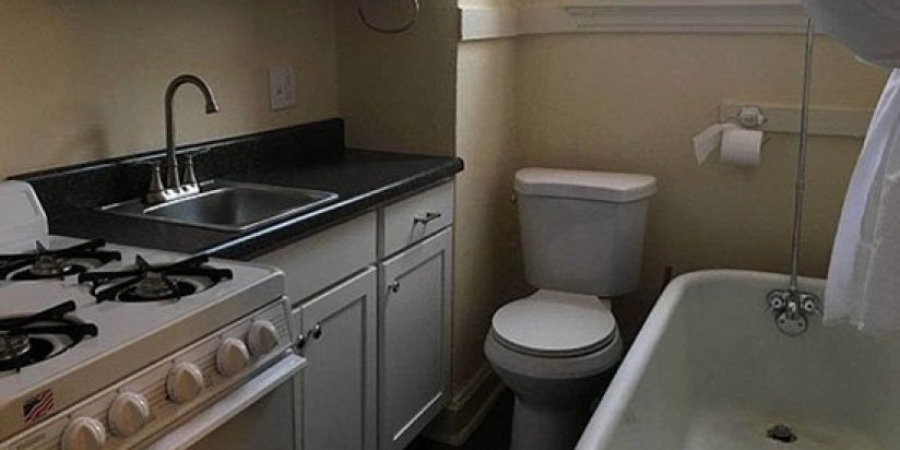 Dude rents flat with kitchen and toilet in the same room!!!