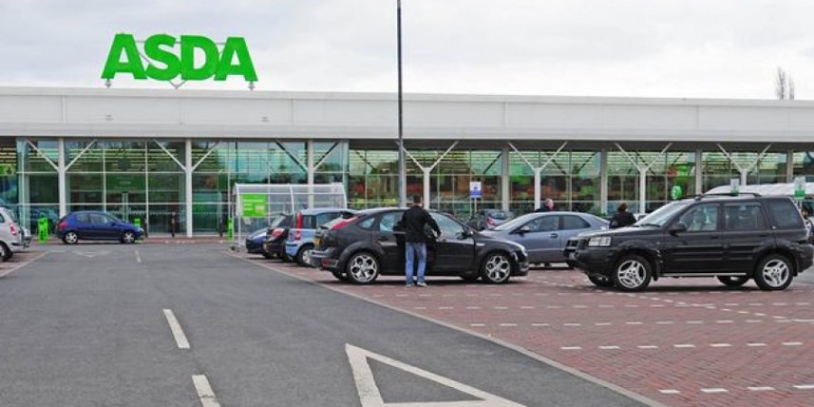 Guy throws Jizz all over a woman is Asda car park