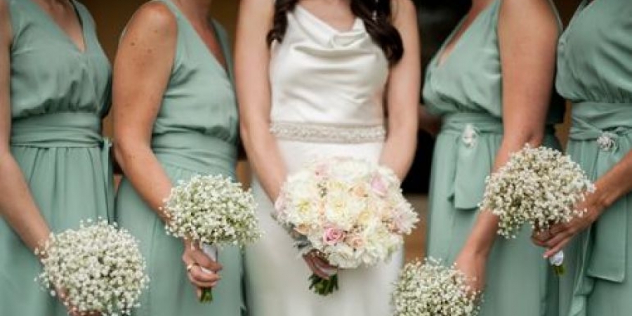 Bride fattens up sisters with fake smoothie before wedding so she can look better in photos