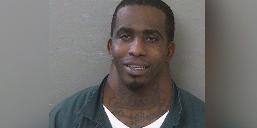 This dude's mugshot is getting slated due to his insanely huge neck!