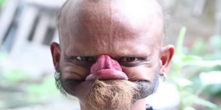 This guy can actually lick his own forehead!