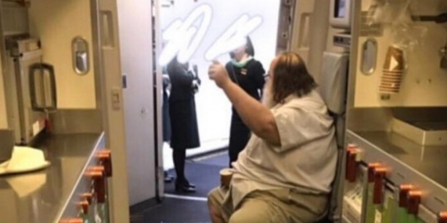 Obese man moaned with pleasure after ordering flight attendant to wipe his ass