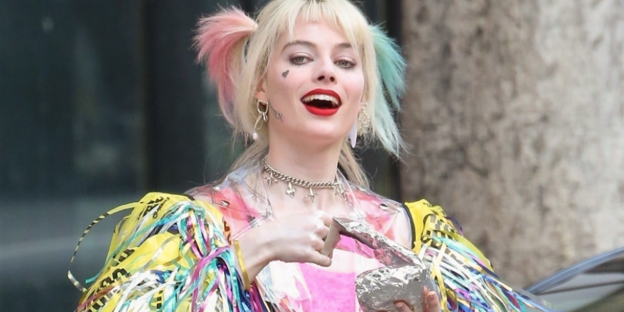 Some more pics of Margot Robbie in that new Harley Quinn get-up