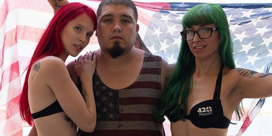 This guy is living the dream with his 2 sexy girlfriends