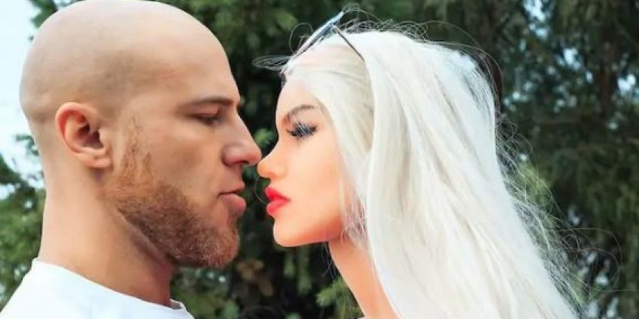 Bodybuilder proposes to robot girlfriend after 8 months of dating