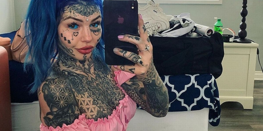 Amber Luke films herself getting her asshole tattooed!